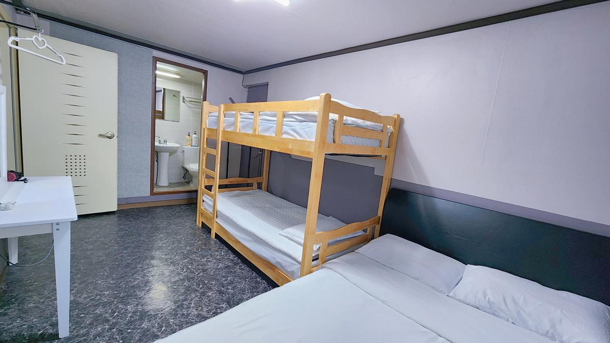 1012 House Namsan Hotel Сеул Стая снимка